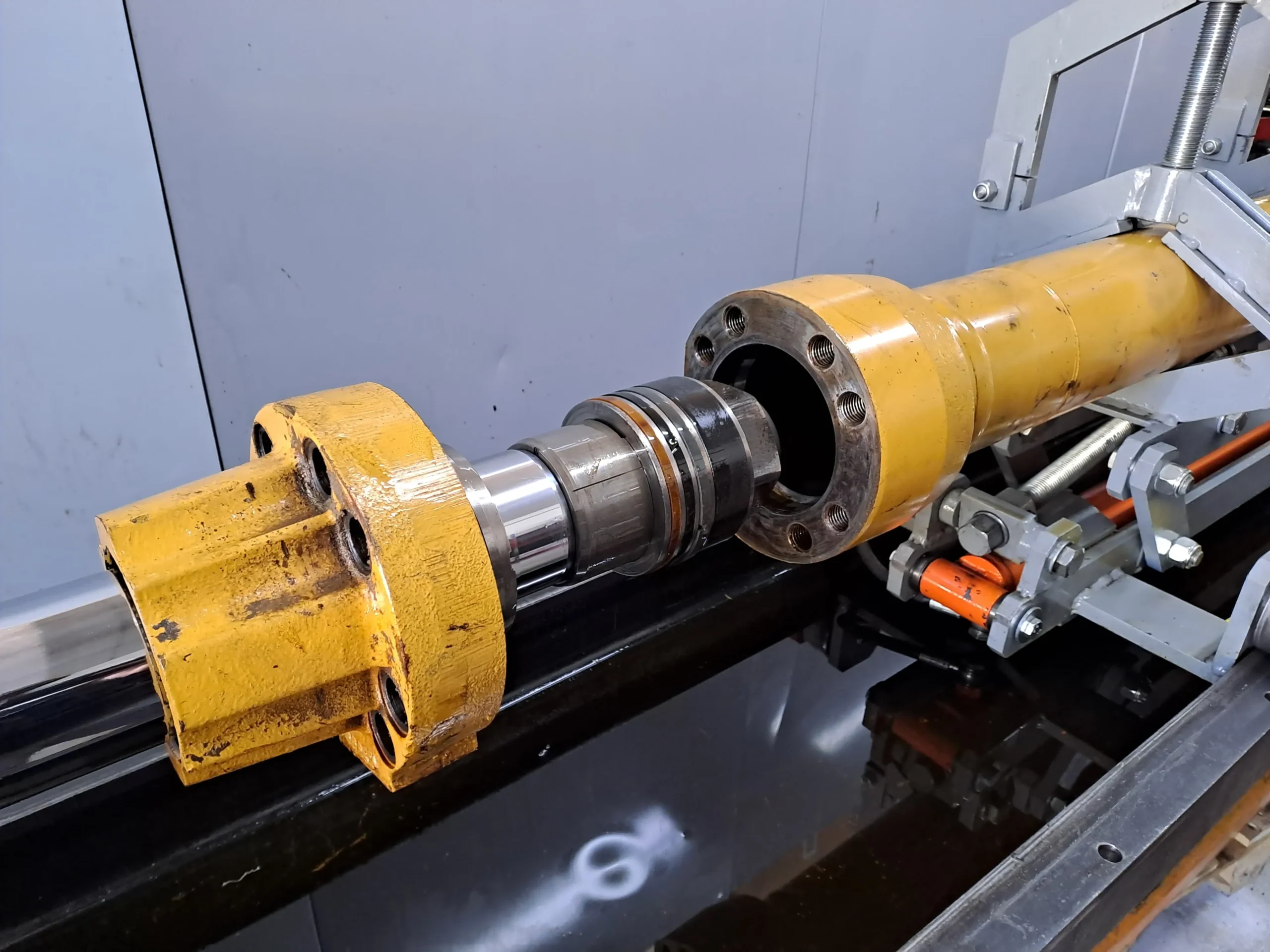 Cilindro idraulico sul banco Cilindro idraulico sul banco