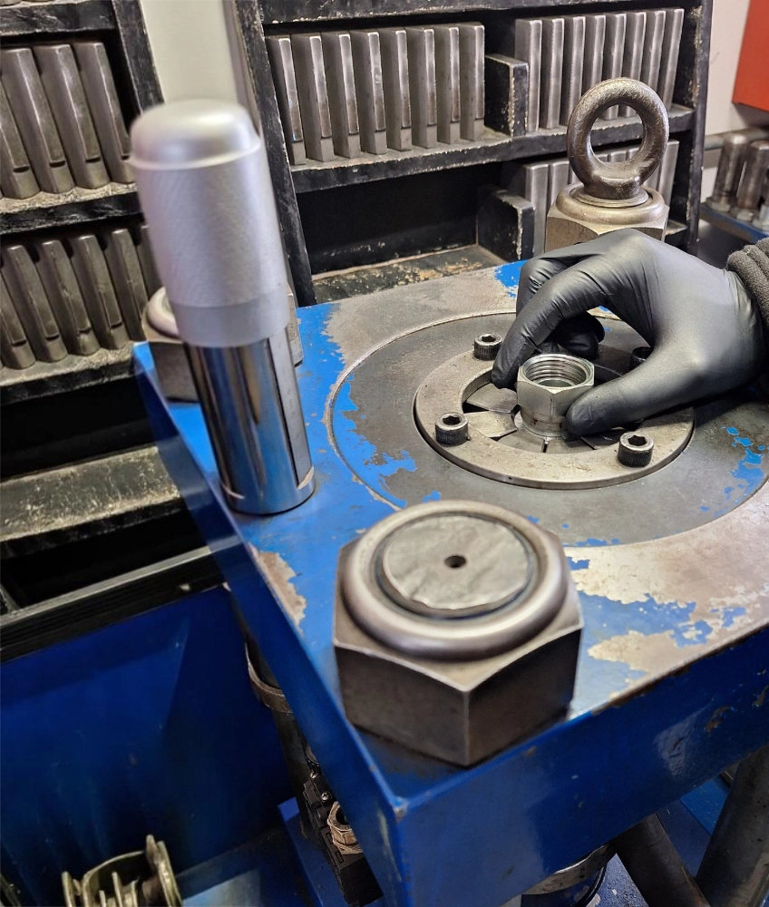 lavoro al tornio mano che lavora al tornio