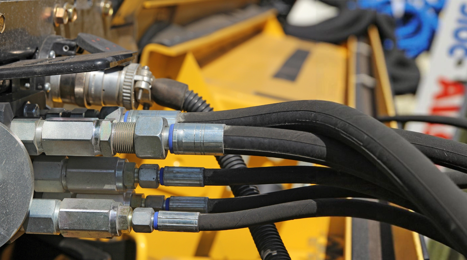 Tubi oleodinamici ad alta pressione in funzione su escavatore - Officina TuboFlex Palermo Carini