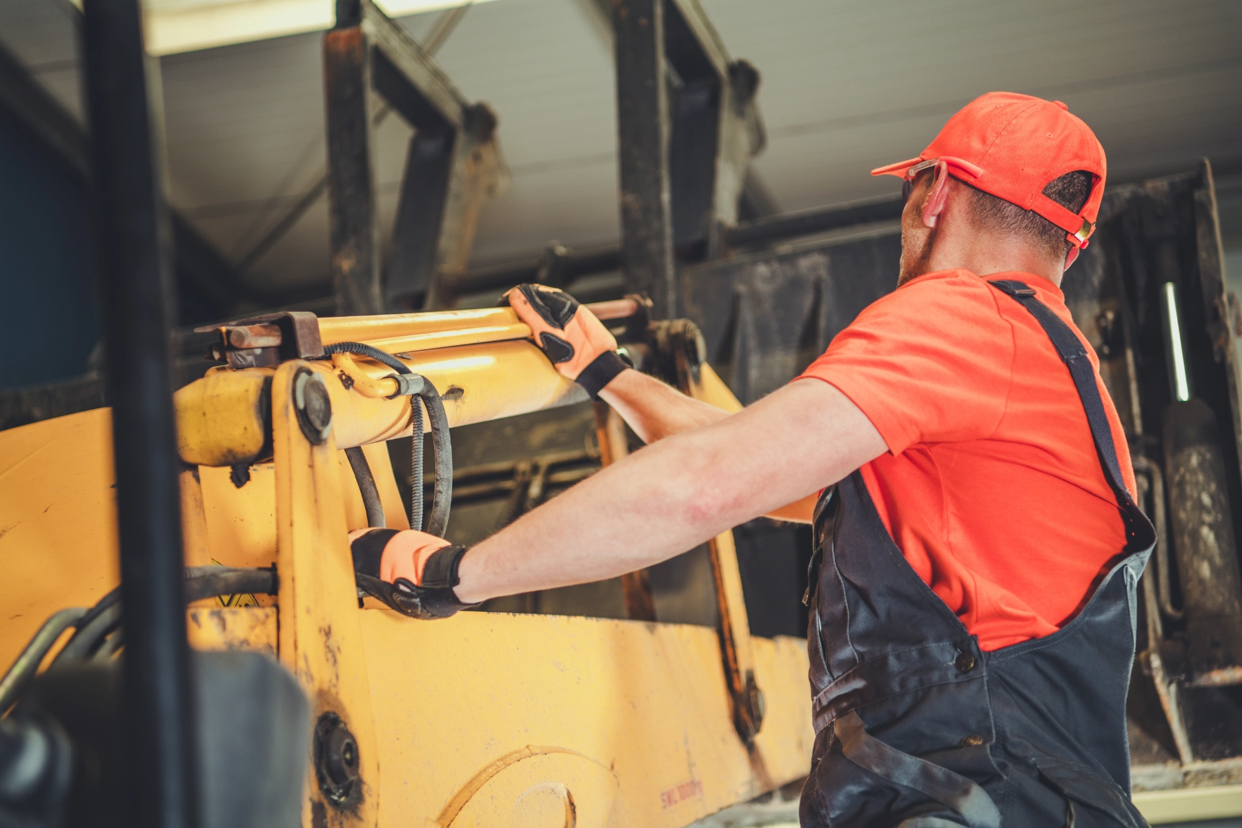 Tecnico durante controllo periodico programmato impianto oleodinamico industriale Officina TuboFlex PA
