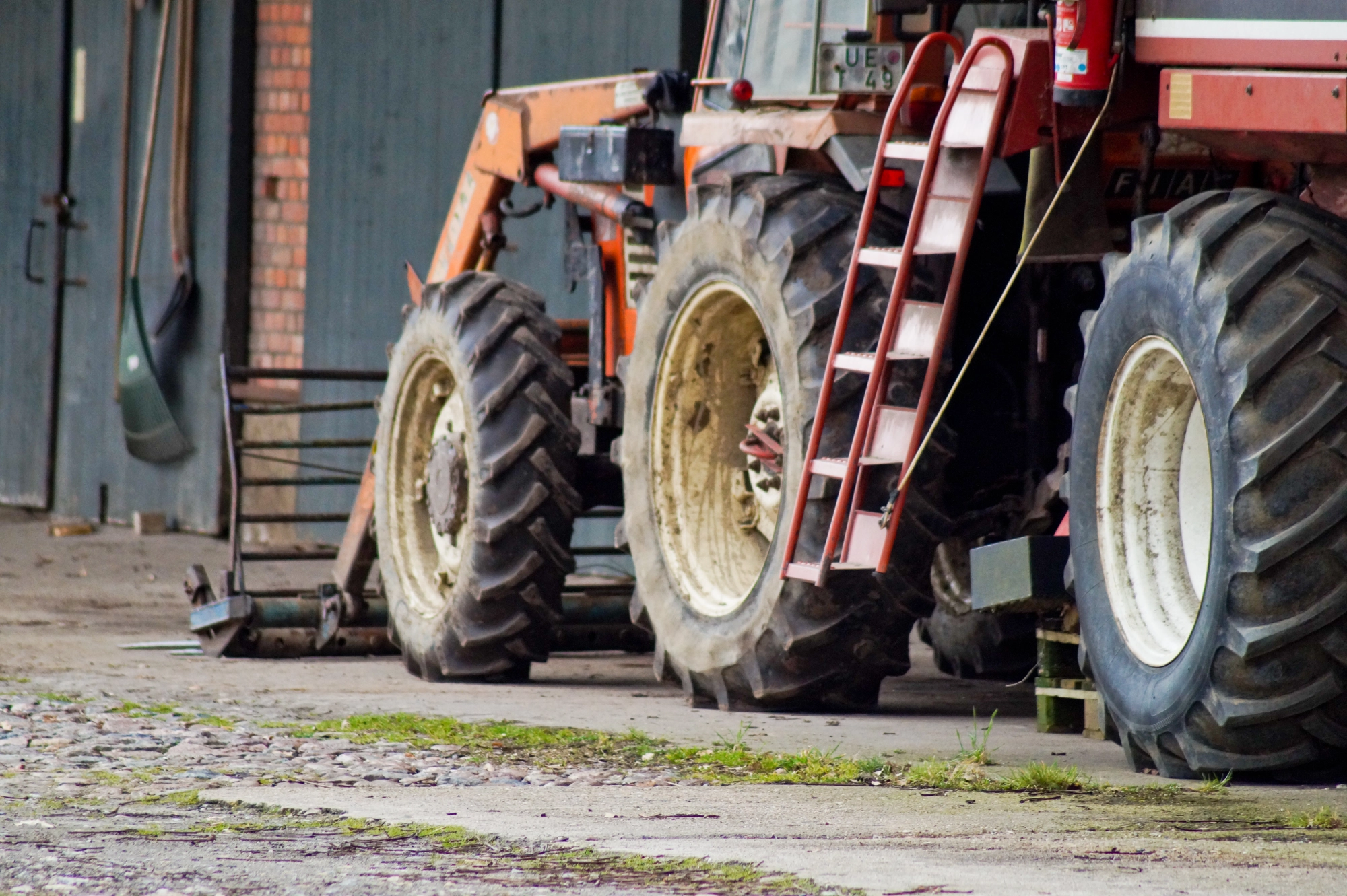 Trattore a lavoro in campagna